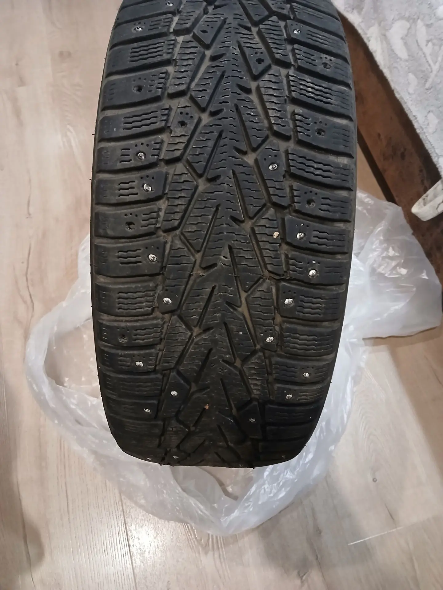 Продам б/ у зимние шипованные шины Nokian Tyres 215/50 R17. Цена за 4 колеса - 10 000 руб.