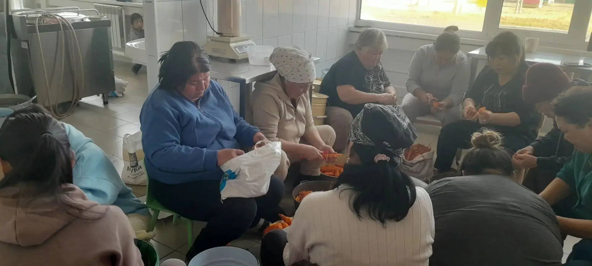 Сегодня наш коллектив дружно переработал морковь, выращенную с любовью и заботой, чтобы...