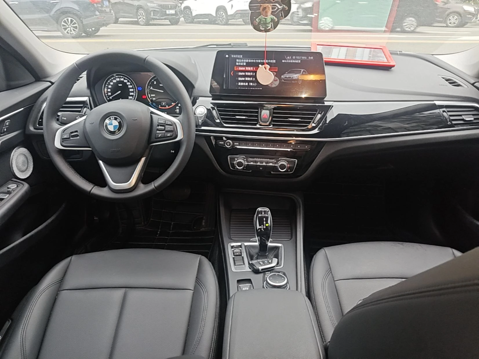 По комплектации ничего писать не буду - это просто BMW.