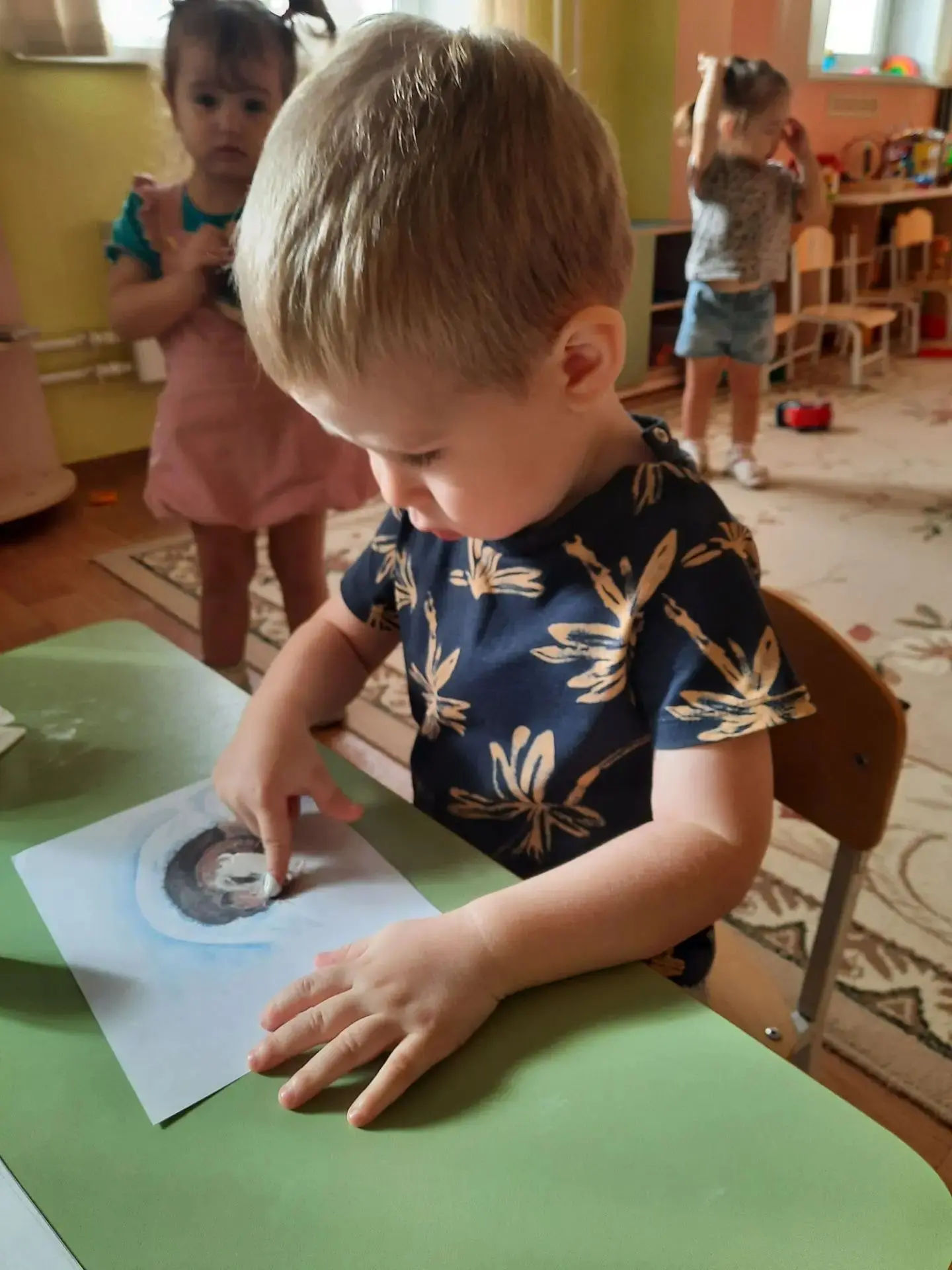 ❄️ В младшей группе прошло творческое занятие — рисовали пальчиками! 🎨