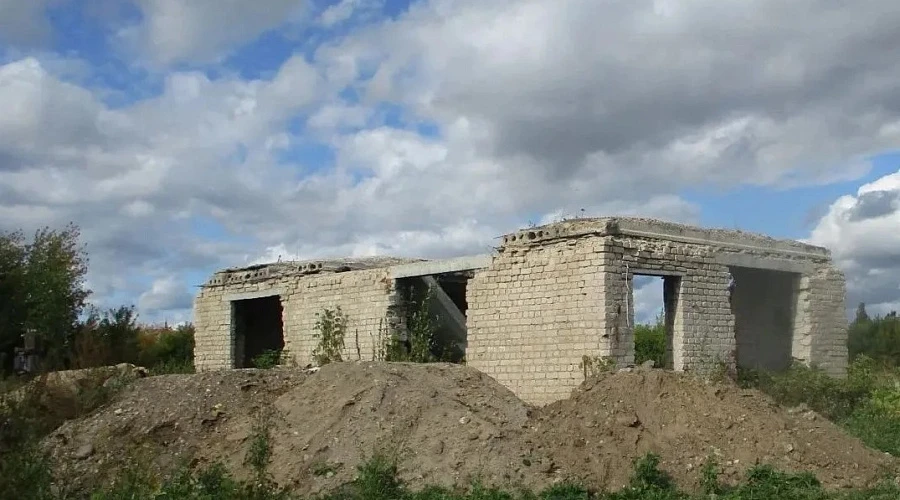 В Козельске снесли аварийное здание, представлявшее опасность для прохожих