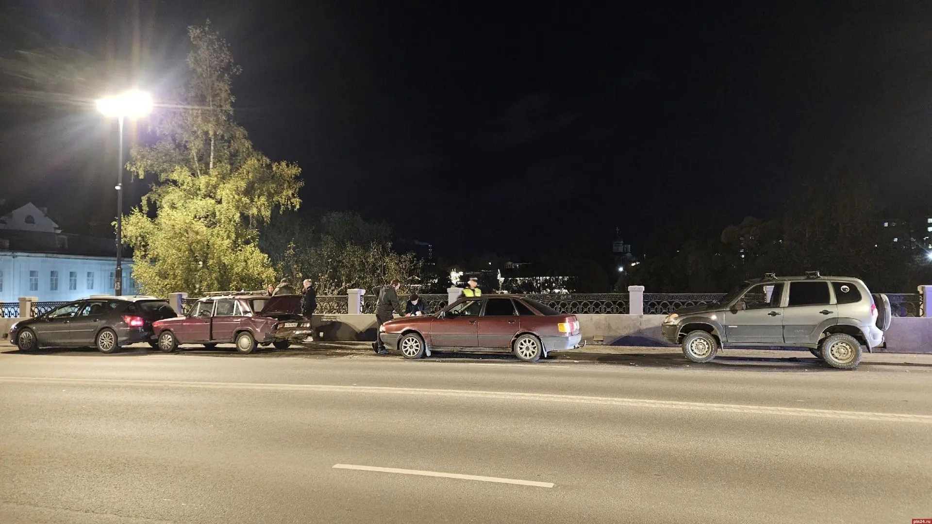 По последним данным, на Советском мосту столкнулись 4 автомобиля.
