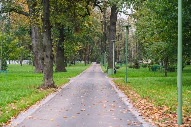 🌳 В ЦПКиО Рязани продолжается благоустройство: устанавливают скамейки и малые архитект...