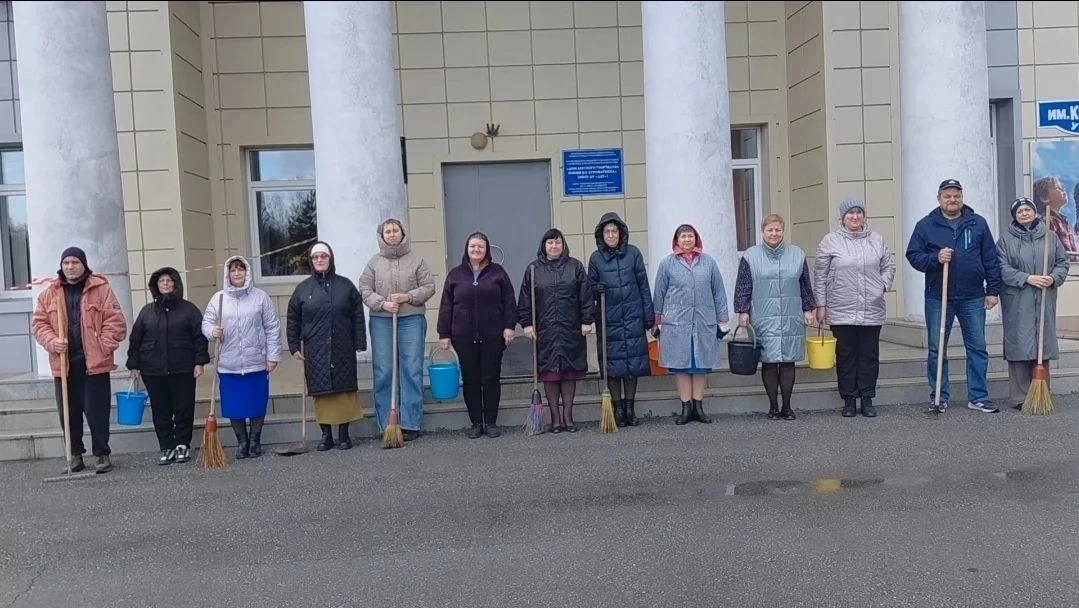 🍁 Сегодня сотрудники Дома детского творчества в очередной раз дружно вышли на уборку п...