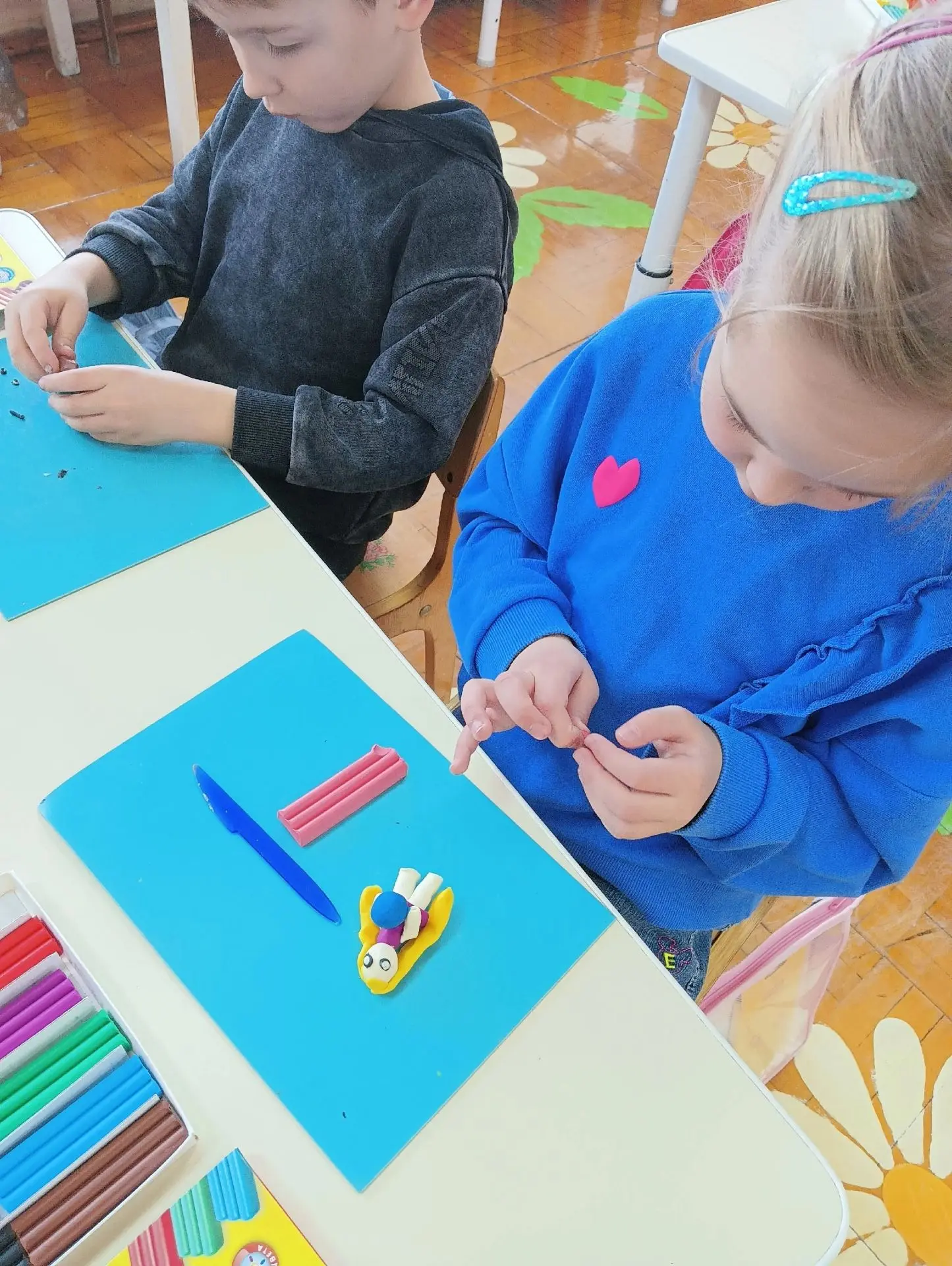 Девочка с мячом — наши маленькие скульпторы в деле! 🎨⚽️