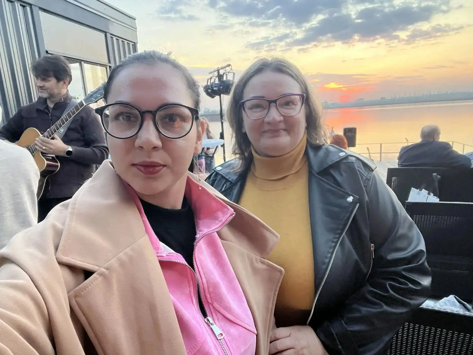 Знаете, иногда самое необычное прячется в самых простых вещах. 🌅🎸Вечер, река, гитара ...