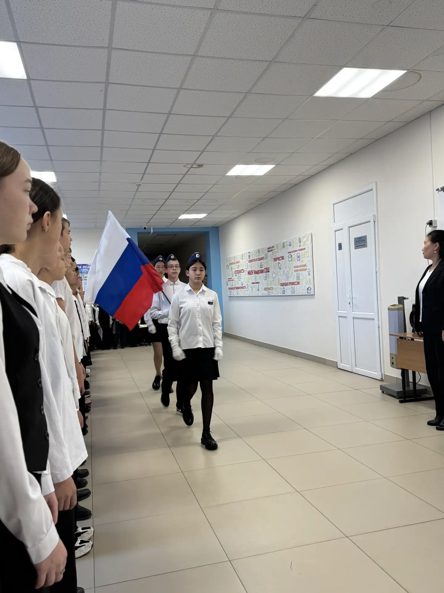 📸 Фотоотчет: Еженедельная общешкольная линейка