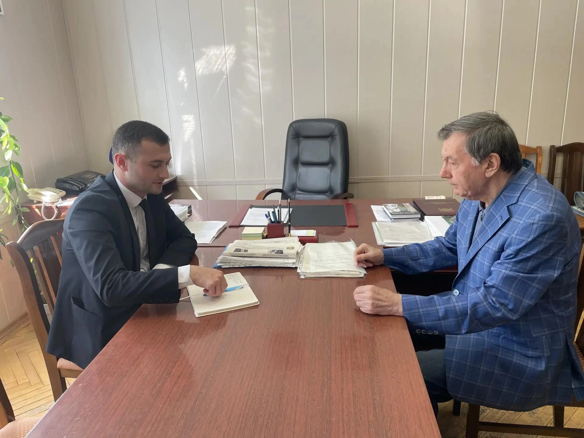 Председатель Союза писателей КБР Исмаил Бейтуганов провел рабочую встречу с доктором фи...