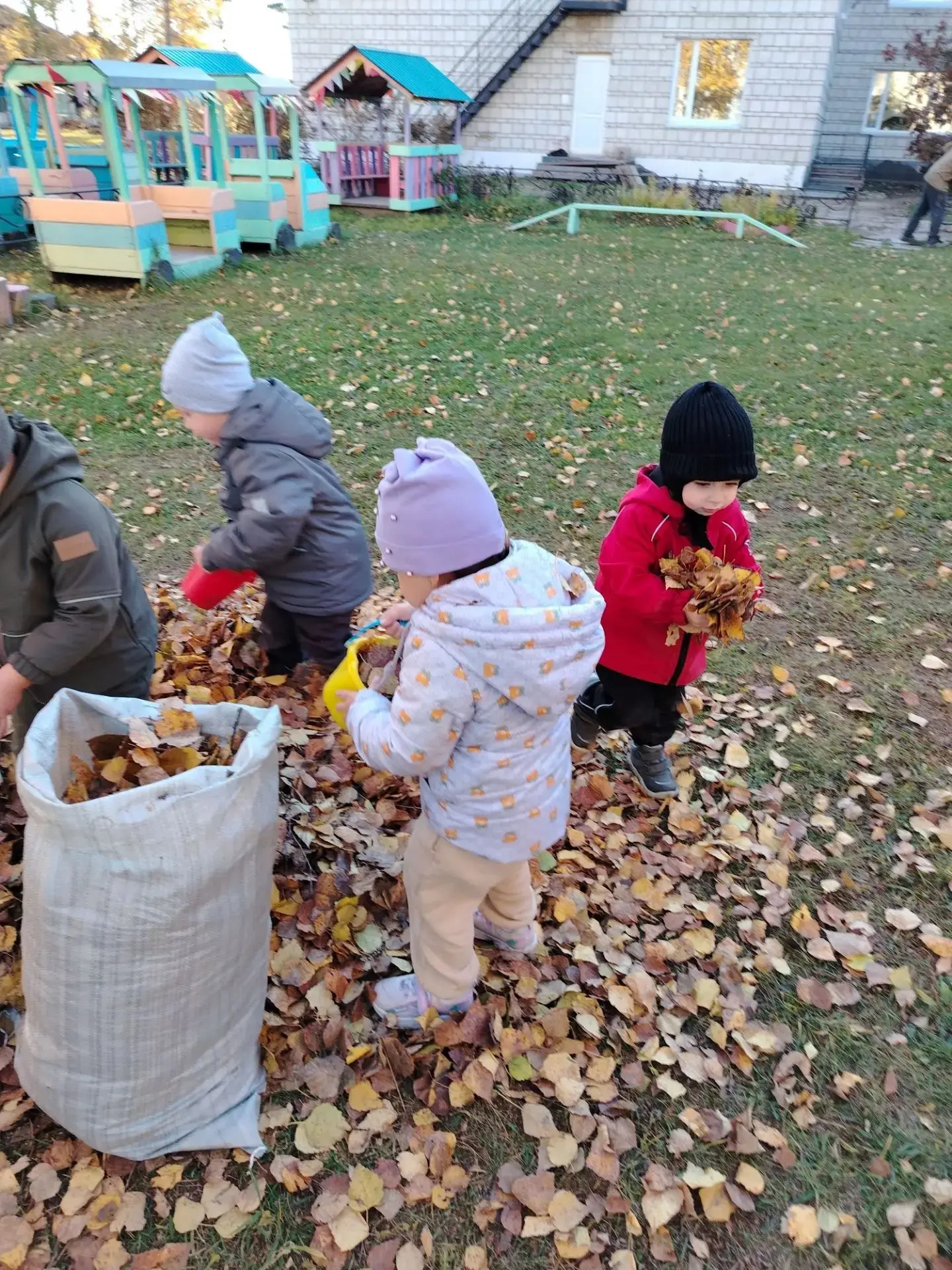 🍂 Золотая осень радует нас яркими красками, а наши малыши — своим трудолюбием! 💛