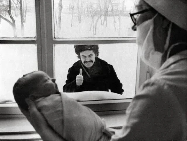 Я лежала на сохранении много лет назад, к моей соседке по палате постоянно ездил муж...