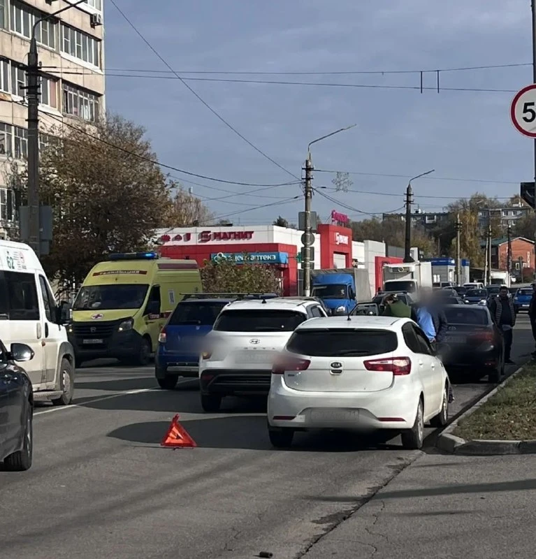 На улице Декабристов столкнулись четыре машины.