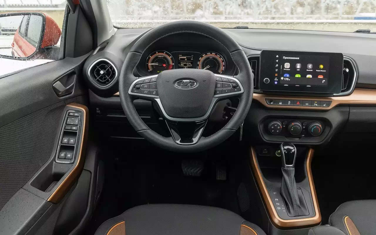 Тройка самых доступных новых машин с автоматом в России: Lada Iskra, Vesta и Changan Al...