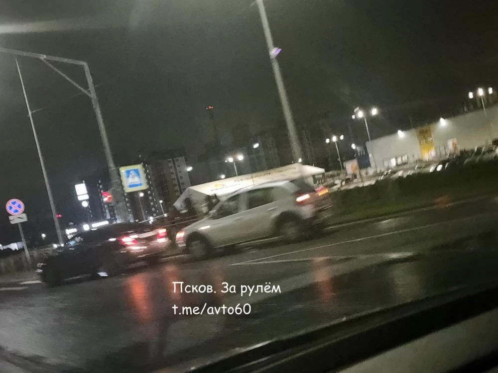 Две стоят на Рижском проспекте, выезд от Ленты. Один остановился пропустить пешеходов, ...