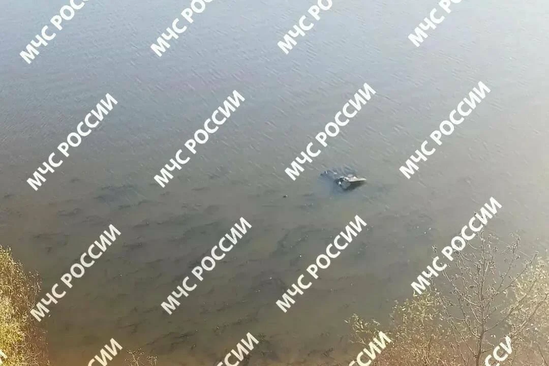 Два человека погибли при падении машины с обрыва в реку в Татарстане