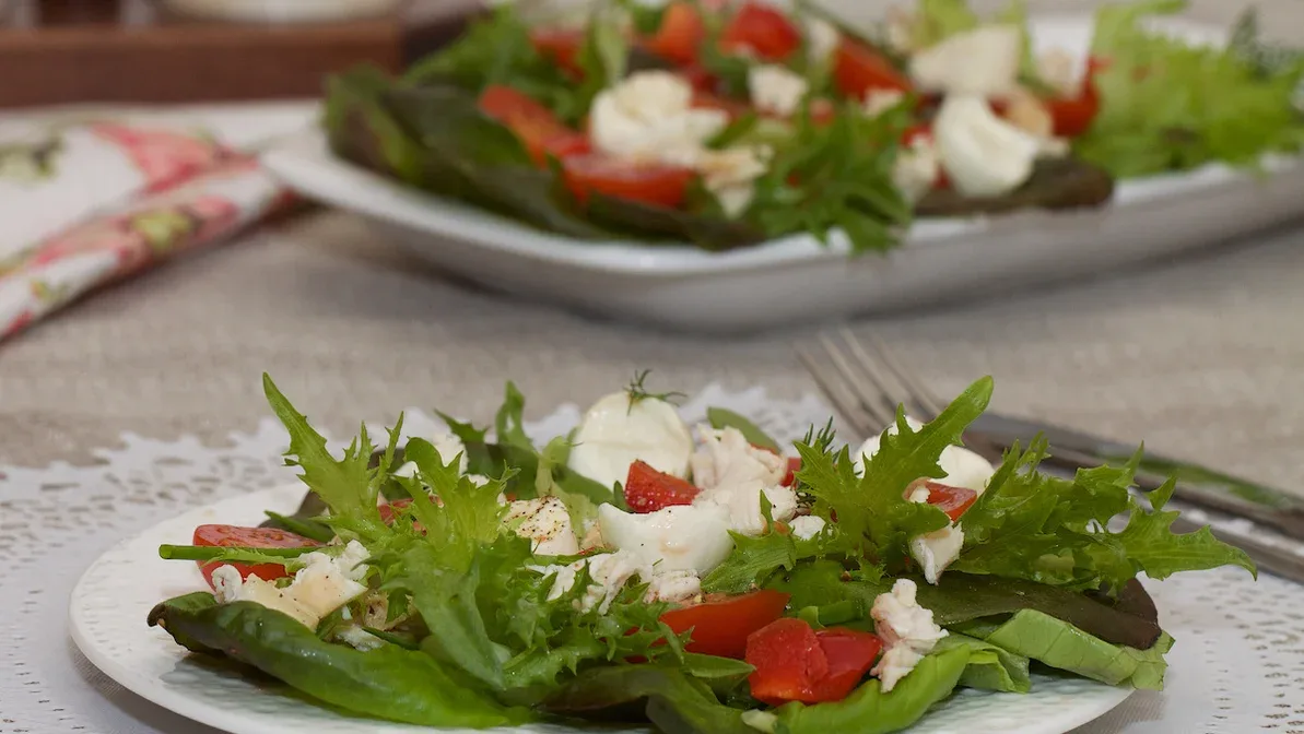 🥗 Салат с курицей, моцареллой и овощами — сочные черри, сладкий перец и нежный сыр с о...