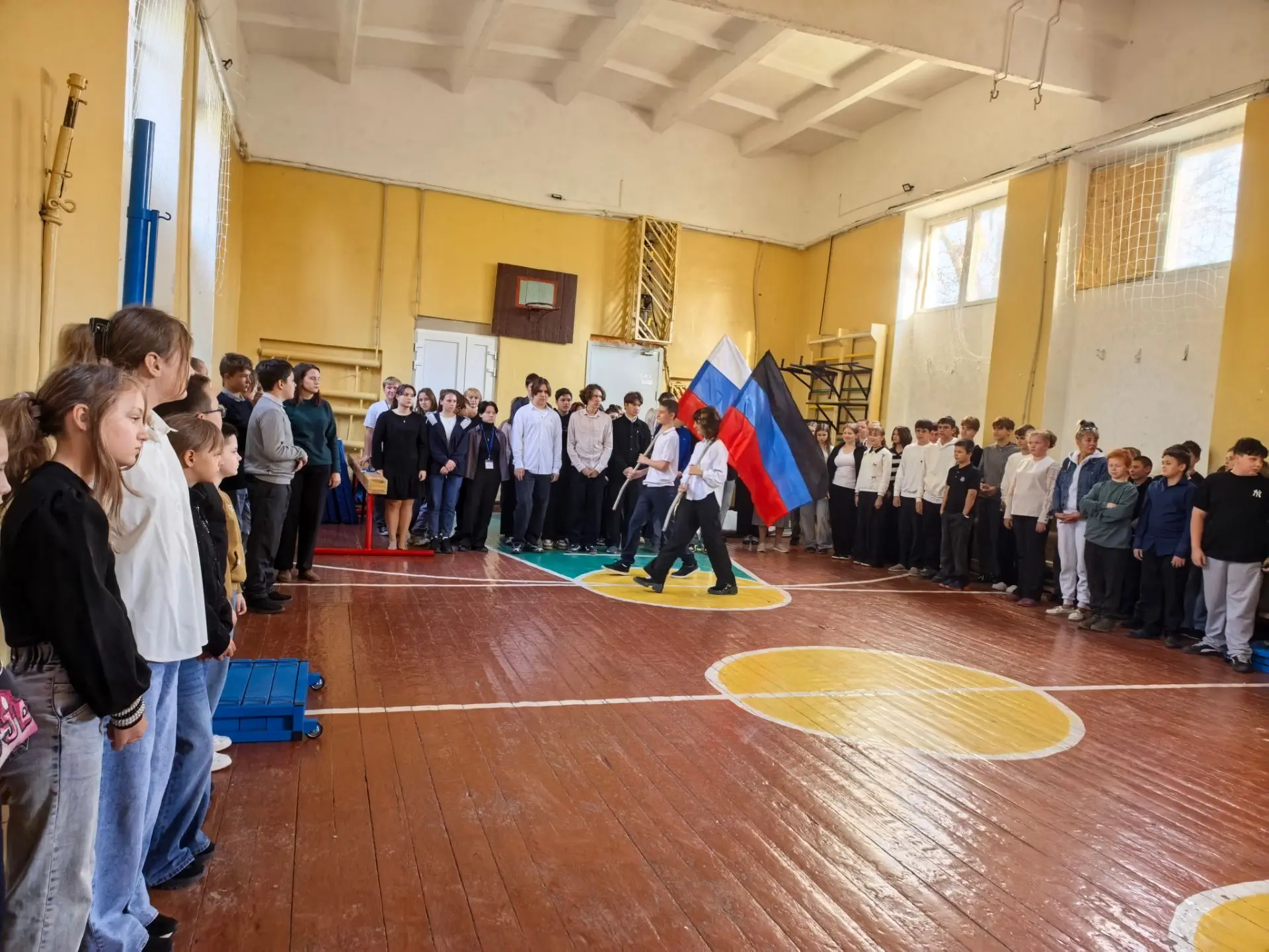 🇷🇺Традиционная церемония выноса флага Российской Федерации и флага Донецкой Народной ...