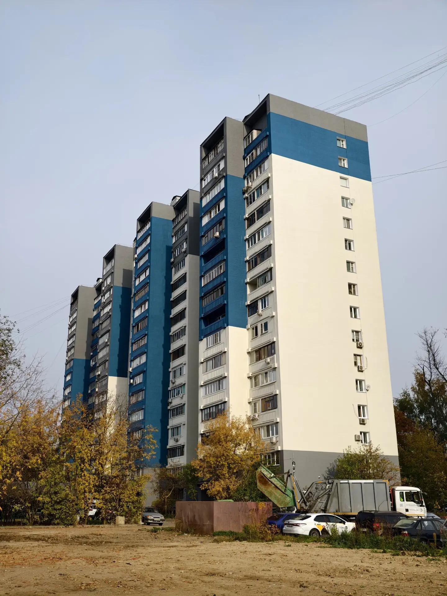 Обновили 16-этажку в Мытищах на Щербакова. Рядом стоит ещё в старом варианте. Нашел фот...
