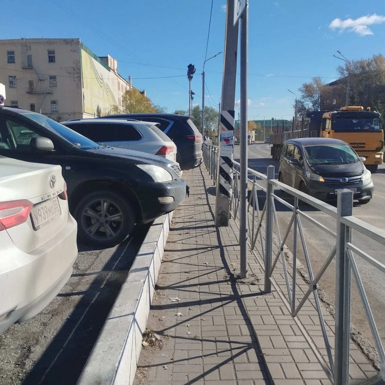 Добрый день. Хотелось бы обратиться и к Администрации, и к тем, кто так паркуется. Трот...