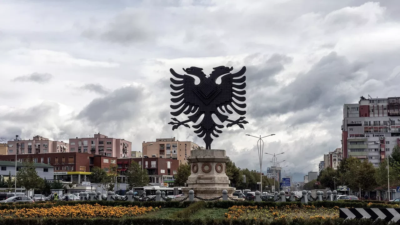 БЕСПОРЯДКИ | ПРОТЕСТУЮЩИЕ В АЛБАНИИ ВОРВАЛИСЬ В ЗДАНИЕ МИНЭКОНОМИКИ