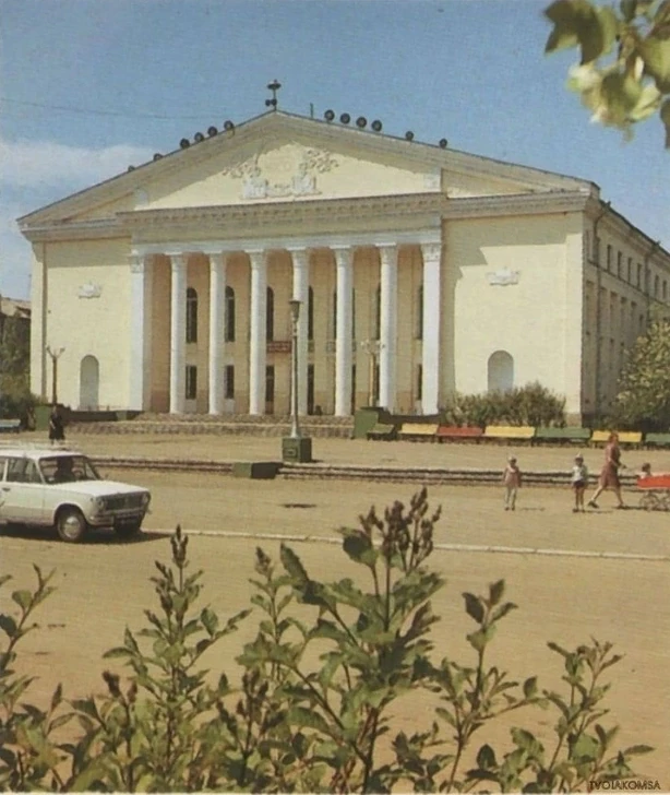 У «Дворца Культуры 50-летия Октября» 1970_е годы….
