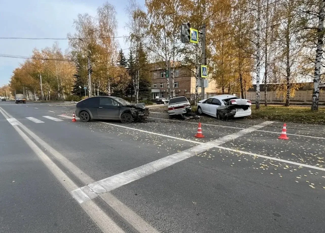 В Ижевске иномарка протаранила два автомобиля и сбила двух человек: