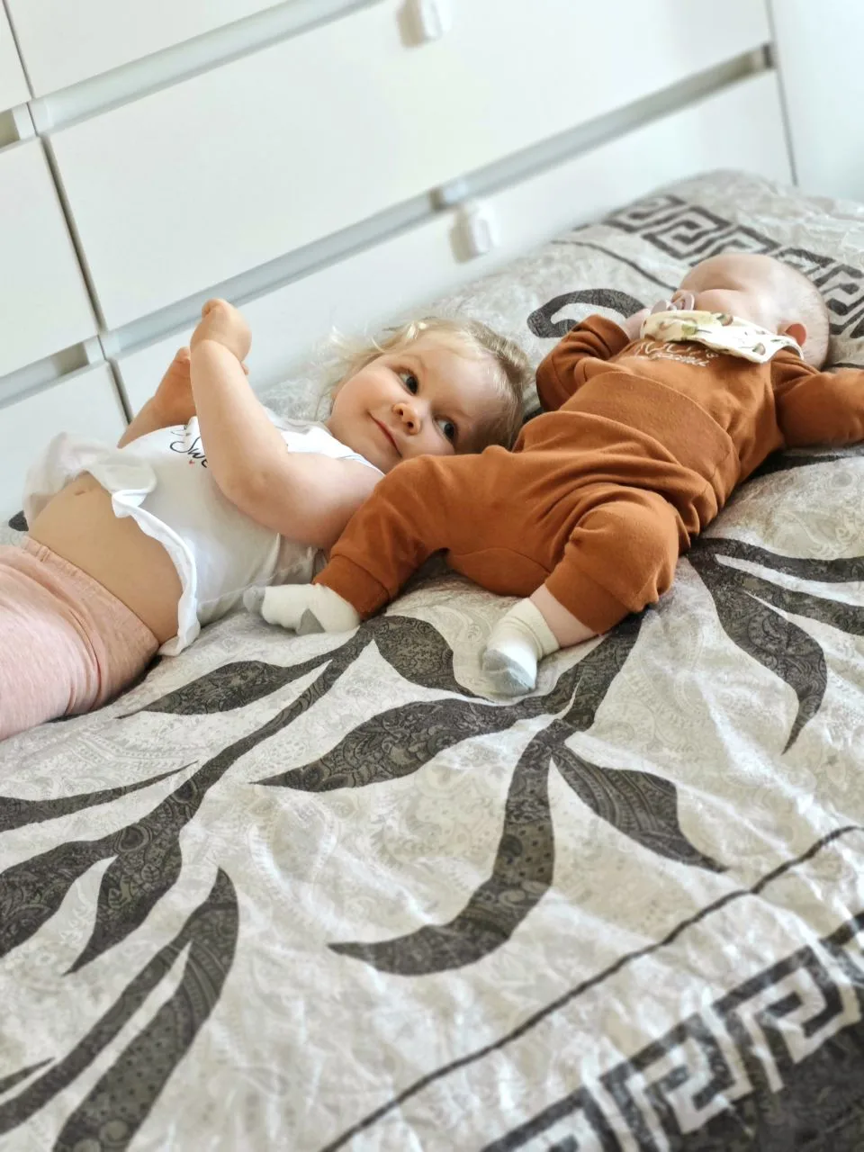 Самое милое утро! ❤️ Лежим смотрим мультики, 📺🧸 болтаем о чём-то своём! 💬💕 Ждём вку...