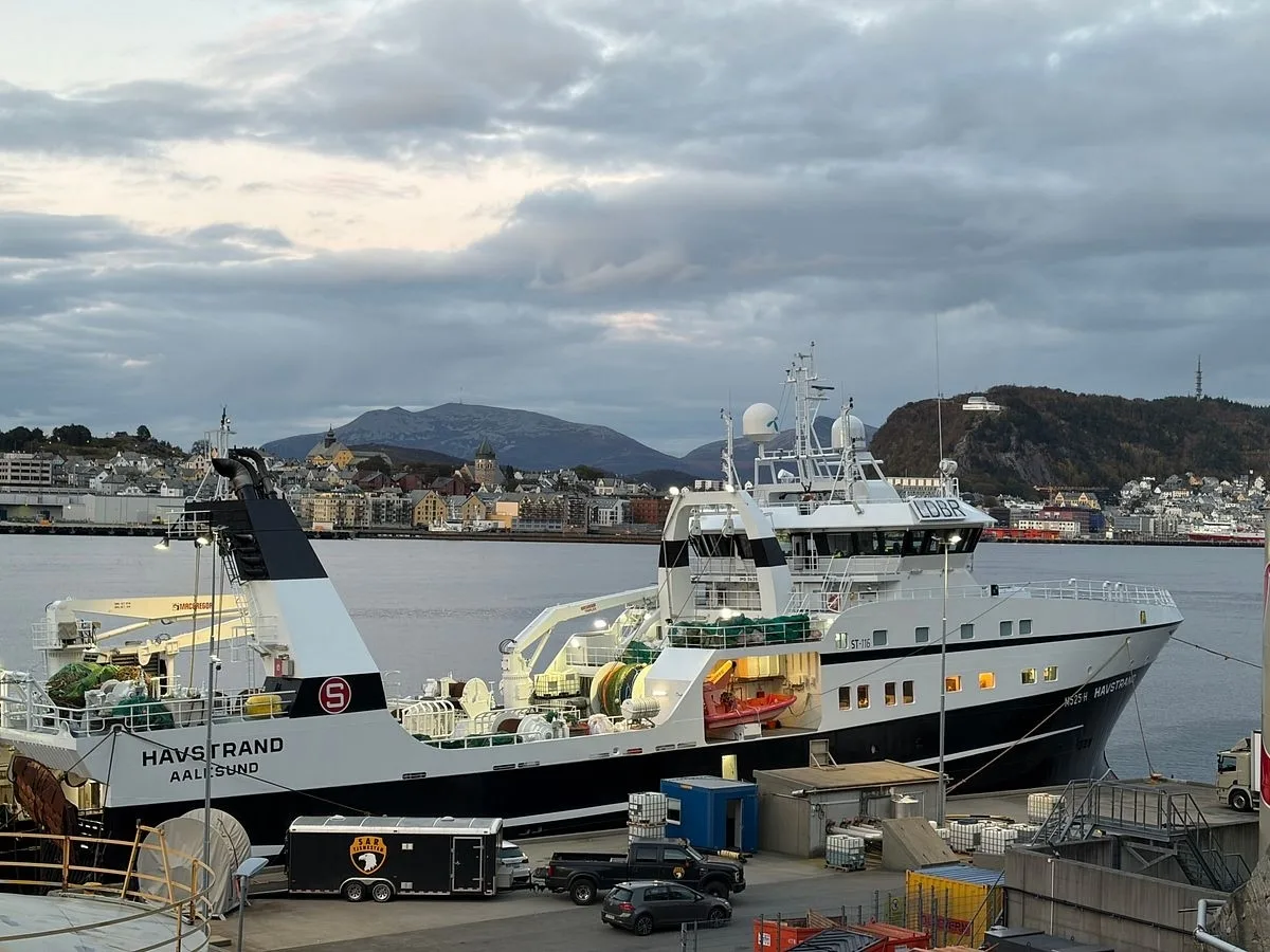 🇳🇴⚓⛴ В акватории Олесунна траулер «Havstrand» оказался на мели — обошлось без драмы