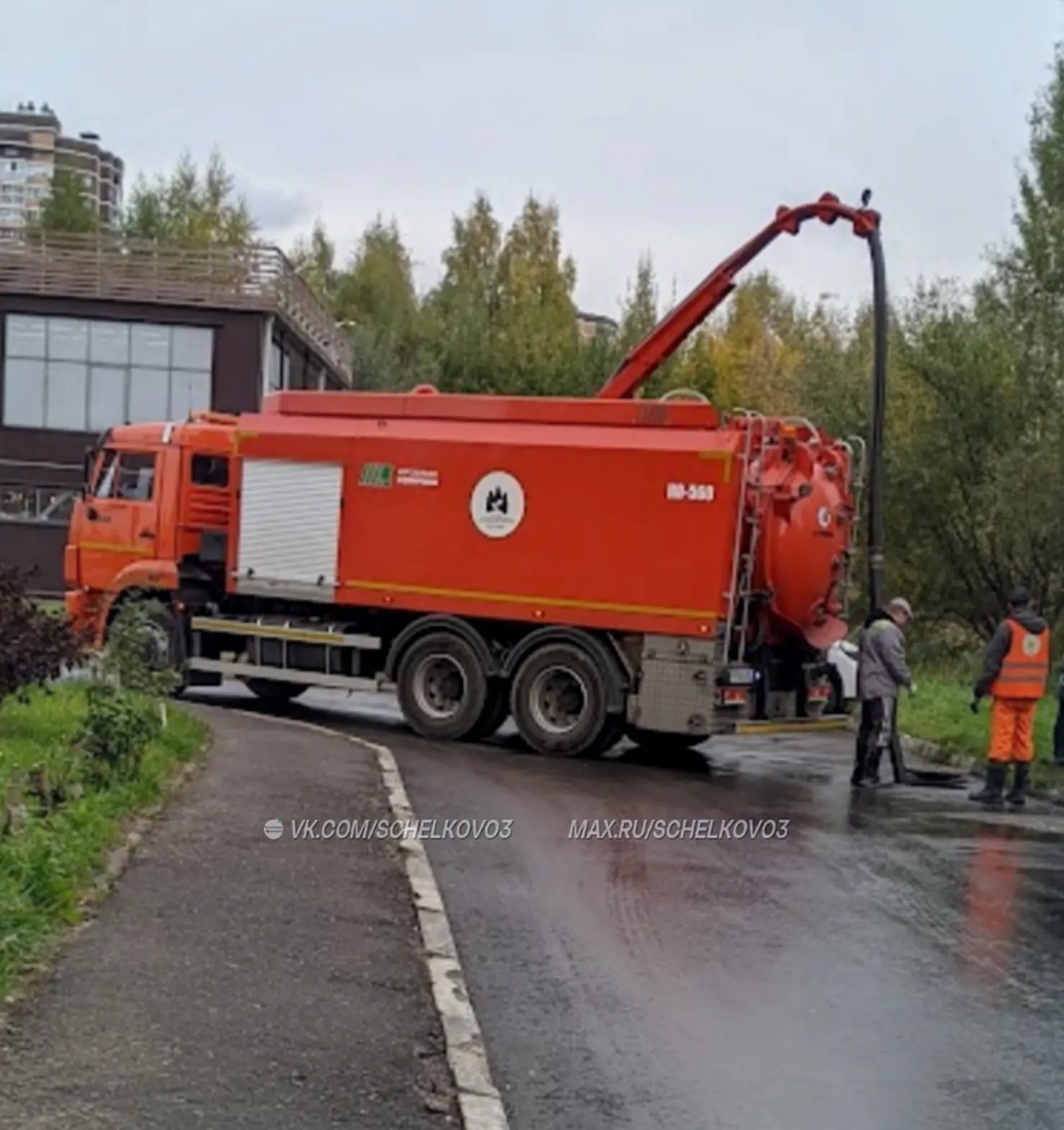 На днях, коммунальные службы на Чкаловской проводили прочистку системы ливневой канализ...