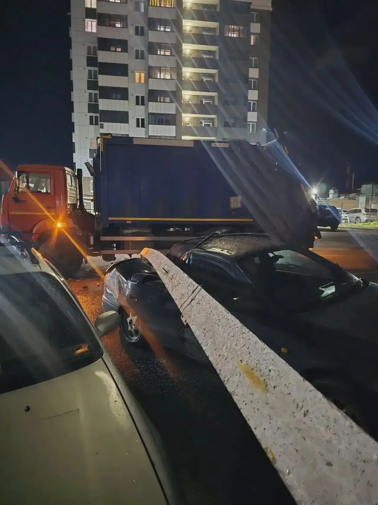 Мусоровоз задел столб на Жердева