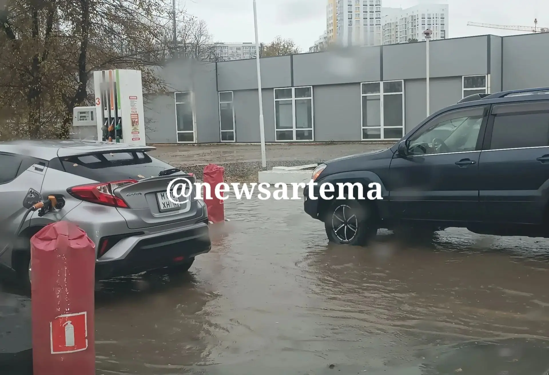 ⚡️Сейчас такая обстановка на заправке ННК на улице Чкалова в Артёме.