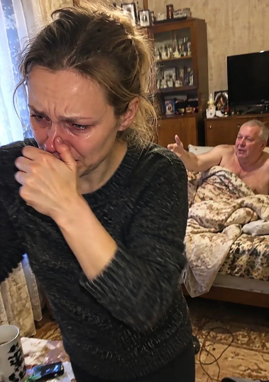 5 лет я ухаживала за лежачим отчимом, а он подарил квартиру сиделке...