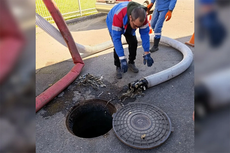 Несколько дней пришлось устранять засор в канализационном коллекторе в районе КПП на ул...