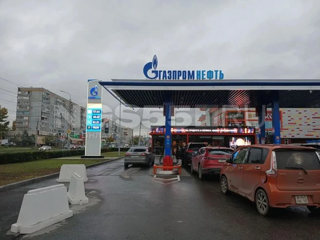 Вечером 8 октября в Омске выстроились очереди на АЗС. Десятки автомобилистов во время б...