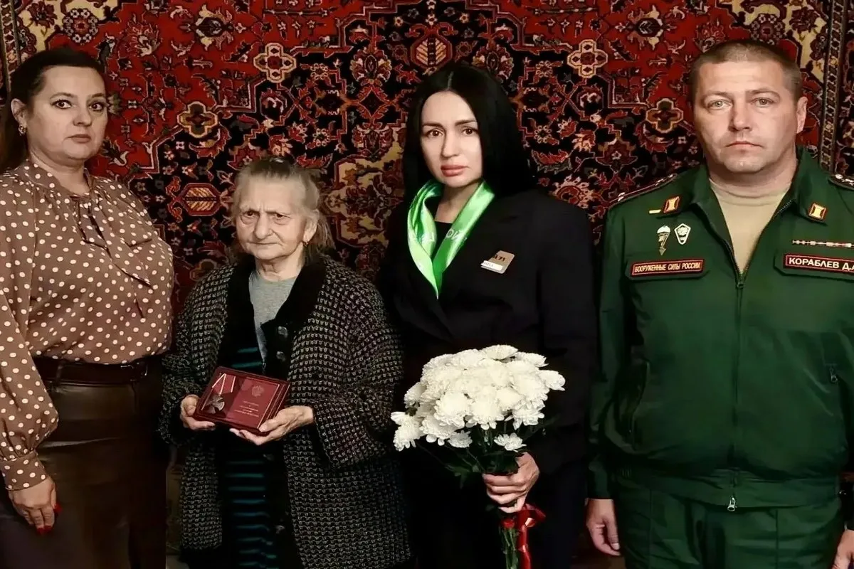 Ради светлой памяти сына: в посёлке Шварцевском орден Мужества посмертно вручили матери...