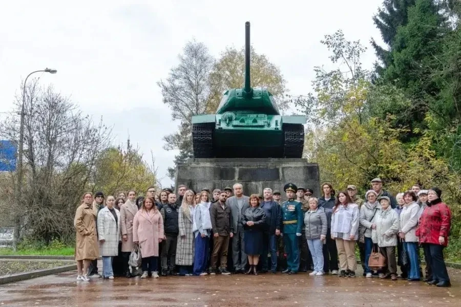 У памятника «Танк Т-34» почтили память московских ополченцев