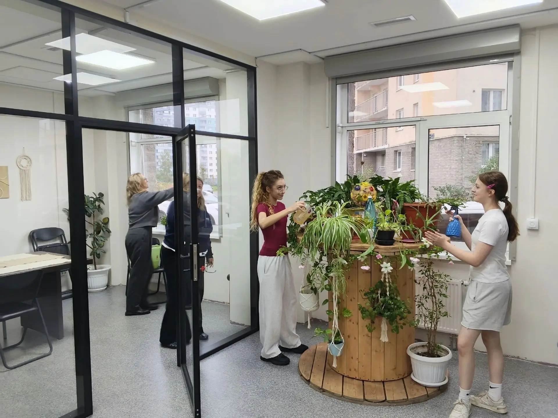 🌿✨ Молодежный центр «Охта» продолжает участие в городском месячнике благоустройства!