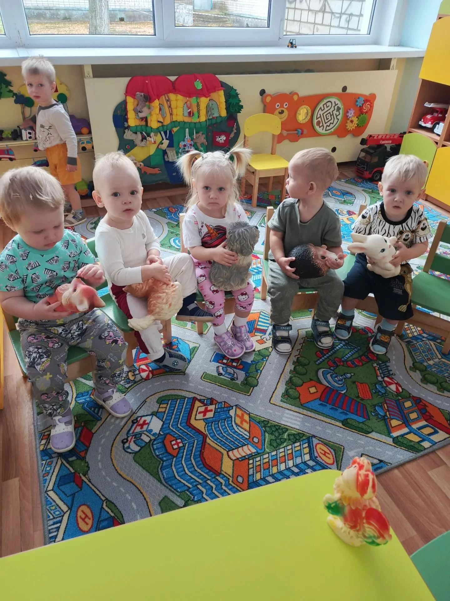 Адаптация в группе №16 продолжается, но наши малыши играют увлечённо и без слёз. Учатся...