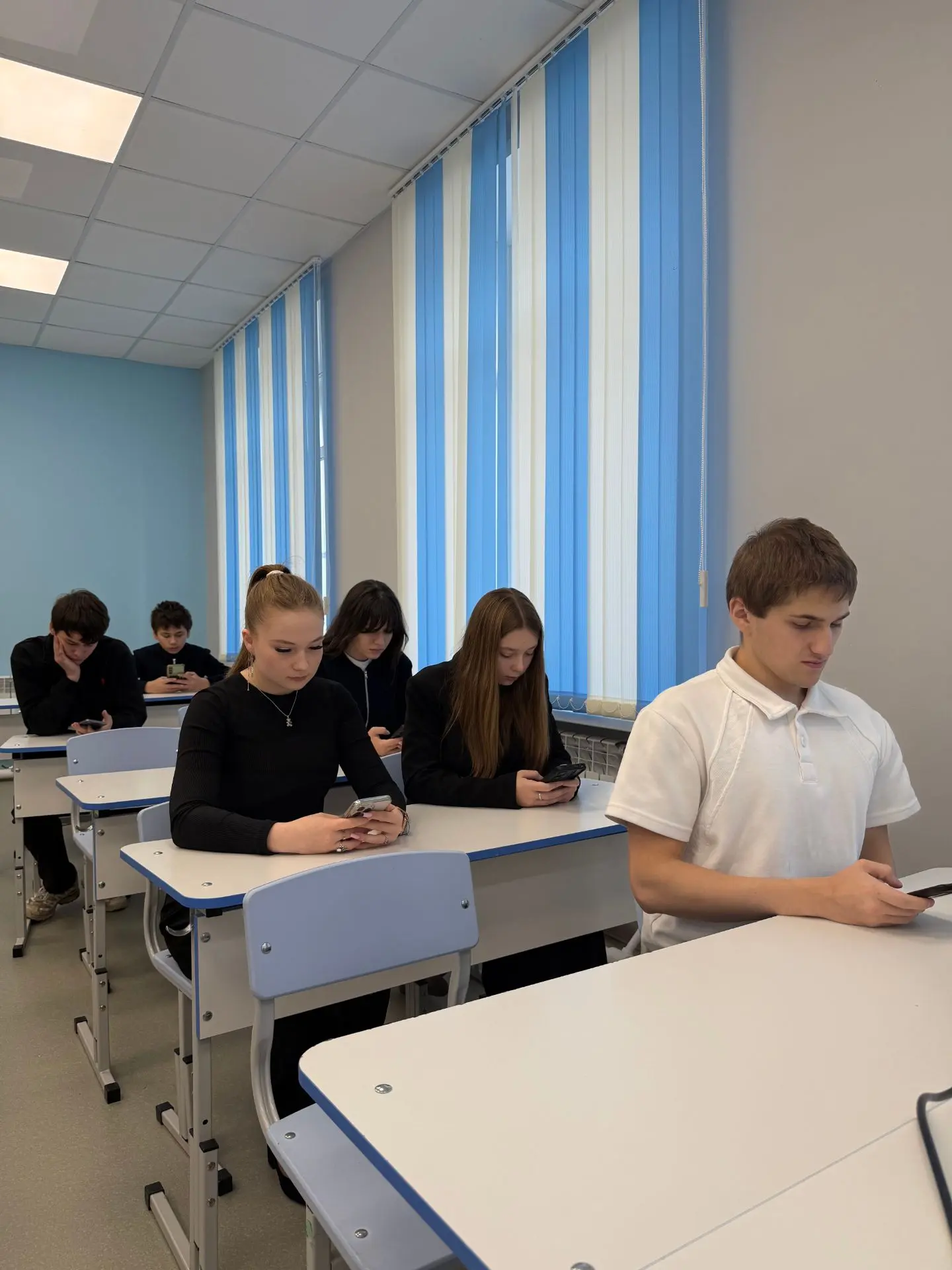 📱 Минутка концентрации: наши одиннадцатиклассники на Всероссийском экономическом дикта...