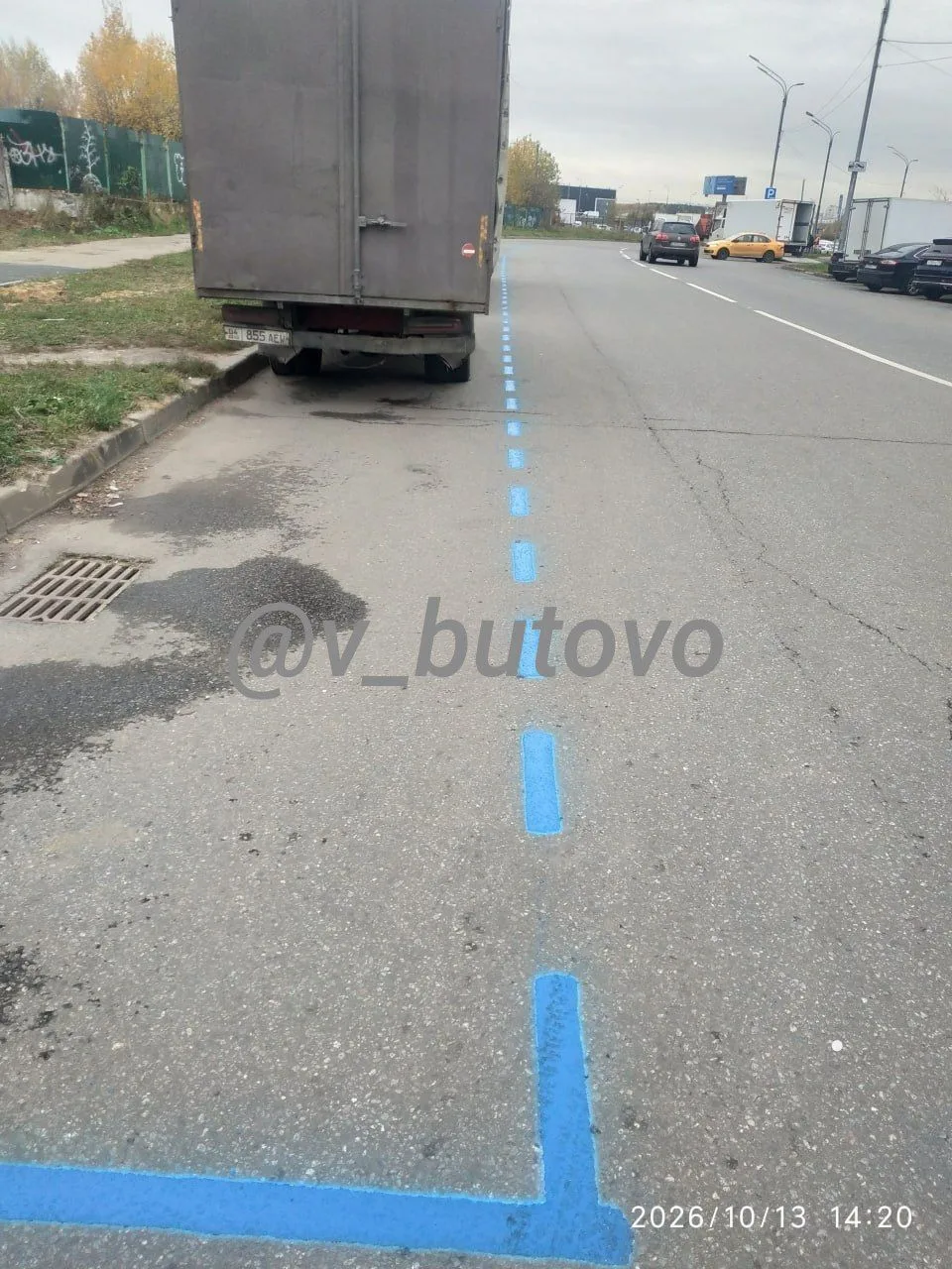 В Дрожжино начали наносить разметку для платной парковки.
