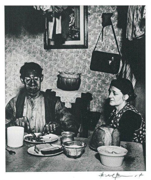 Шахтер из Нортамберленда за ужином, Англия, 1937 год