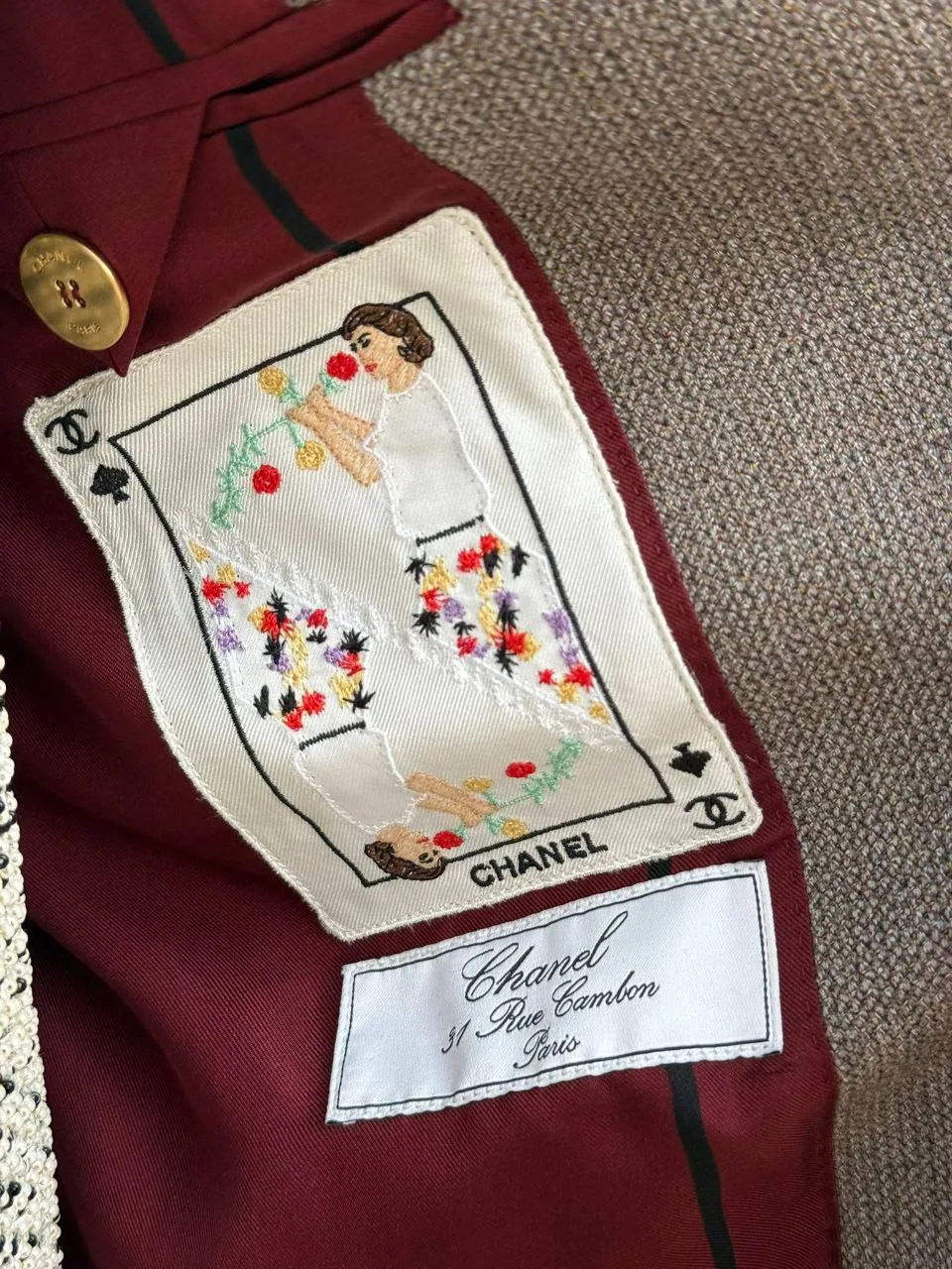 Незаметные на первый взгляд, но очень обаятельные детали на показе Chanel. 4 и 5 фото —...