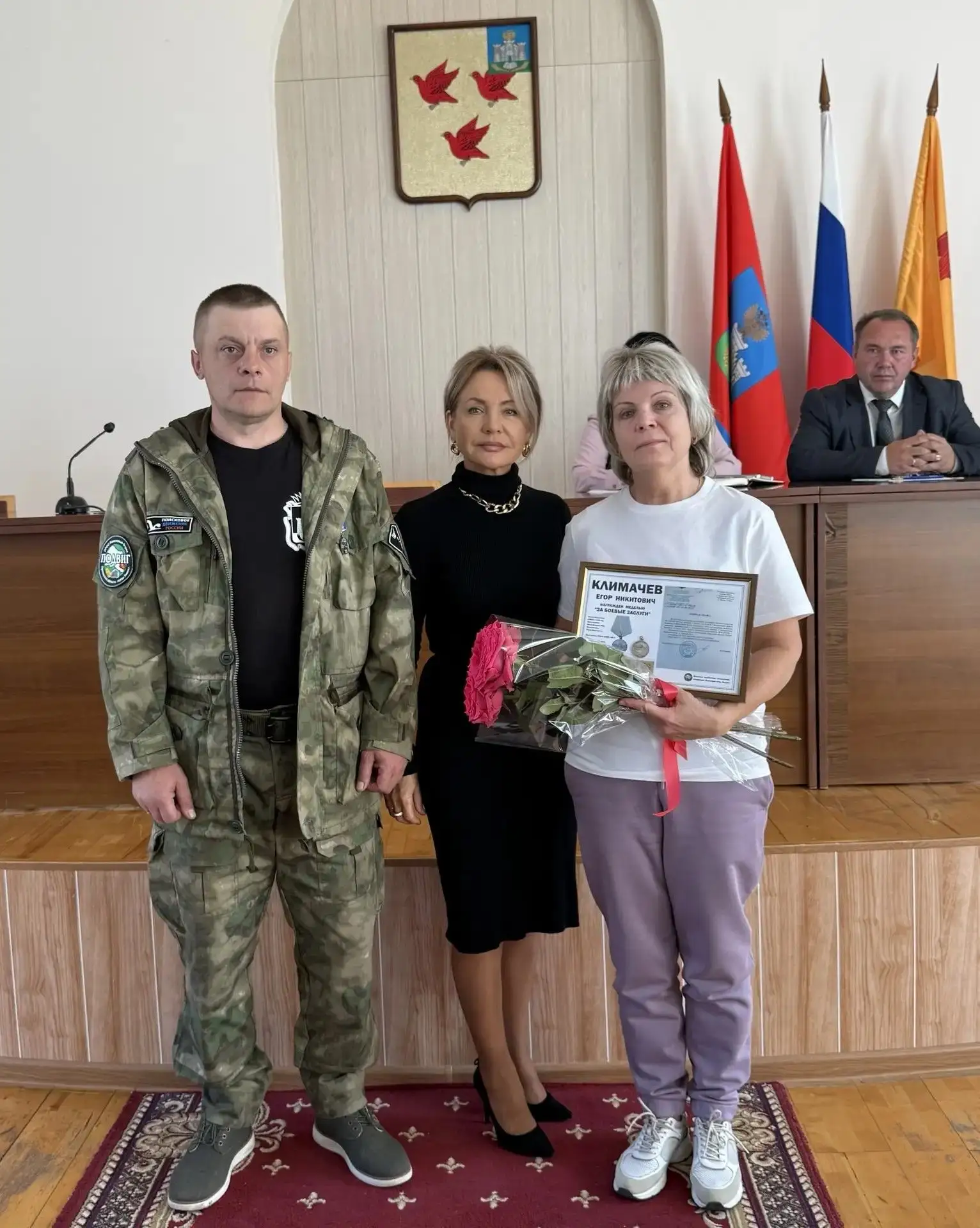 🇷🇺Сегодня в администрации города состоялась передача медали «За боевые заслуги» внучк...