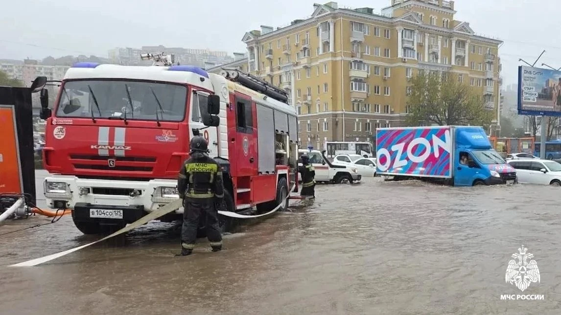 Сотрудники МЧС России пришли на помощь коммунальным службам Владивостока