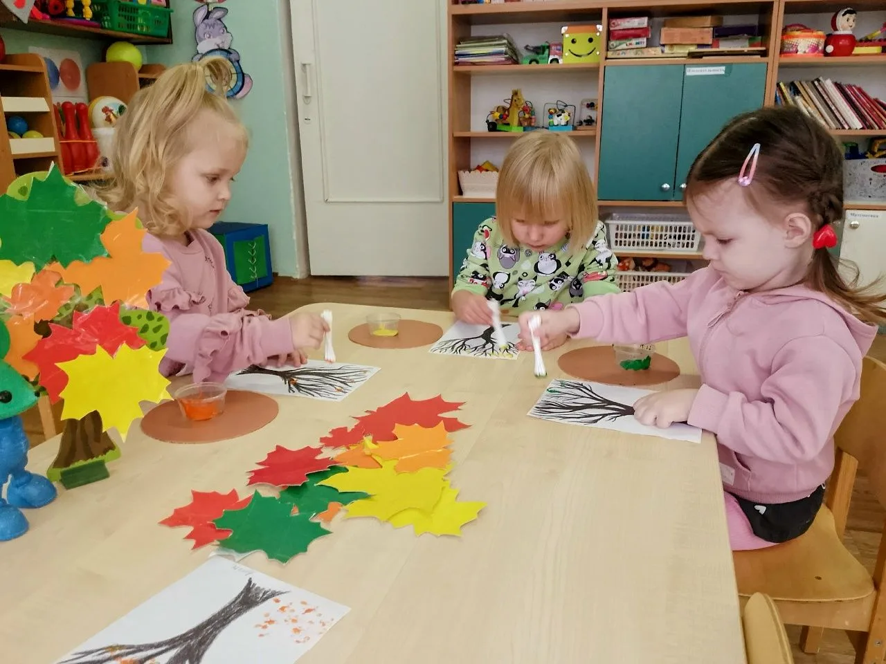 Осень заглянула в гости к малышам из группы «Светофорчик»! 🍂В группе сегодня царила тв...