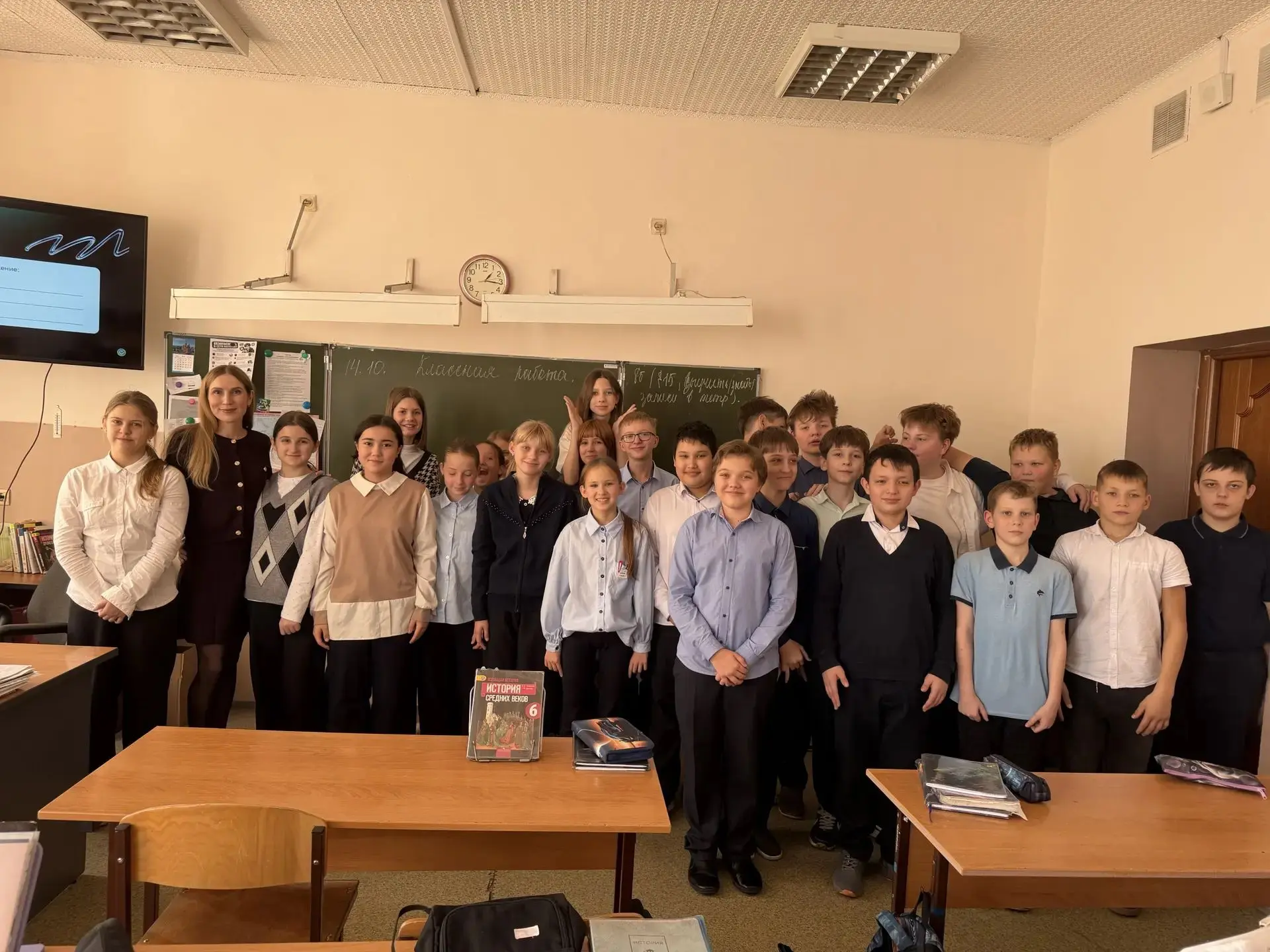 Сегодня в 6В классе мама Вишняковой Полины, Юлия Игоревна (сотрудник Сбербанка) провела...