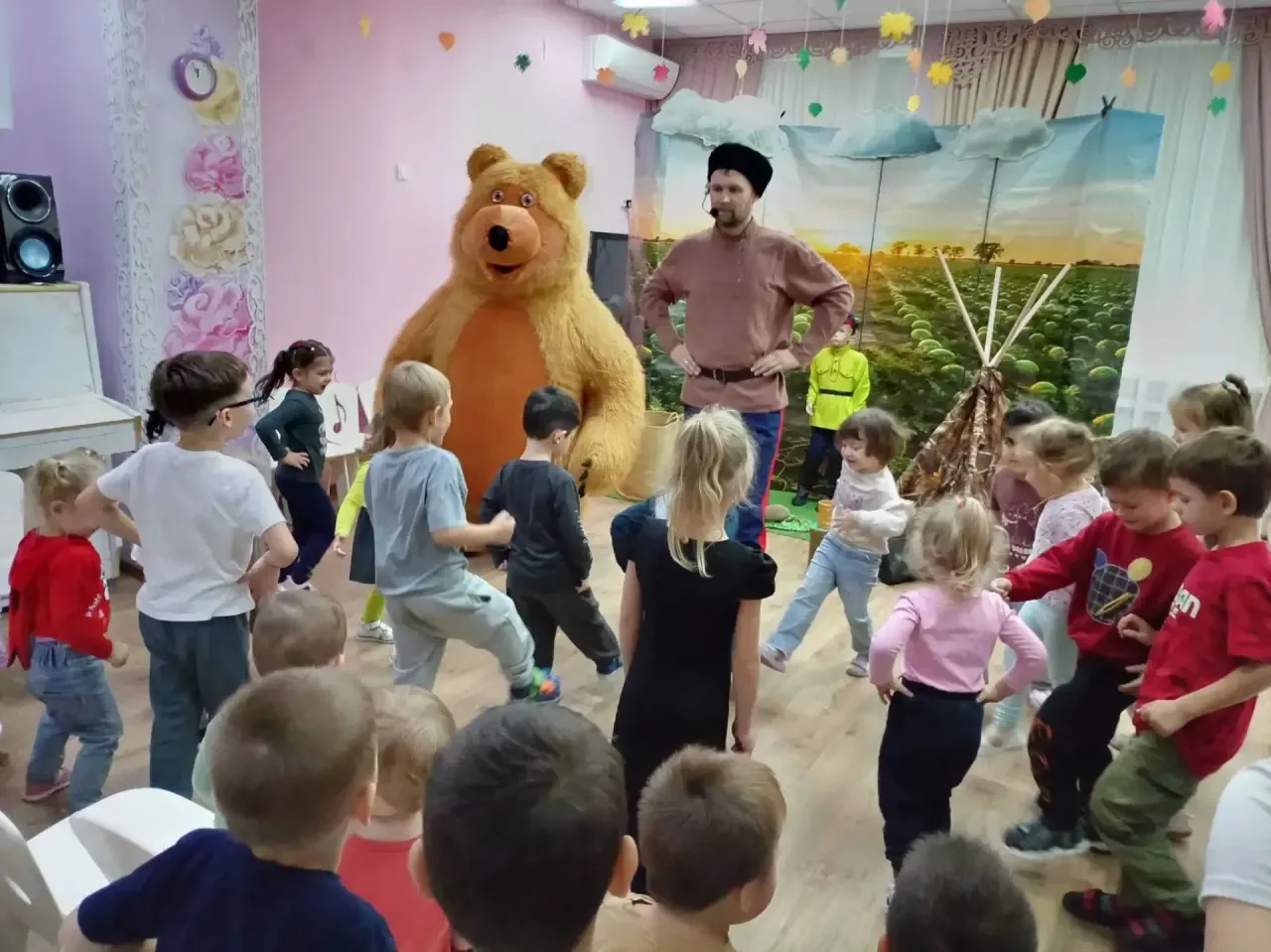 Сегодня в гости к нашим ребятам приезжал казачий театр "Любо!" с представлением "Как ка...