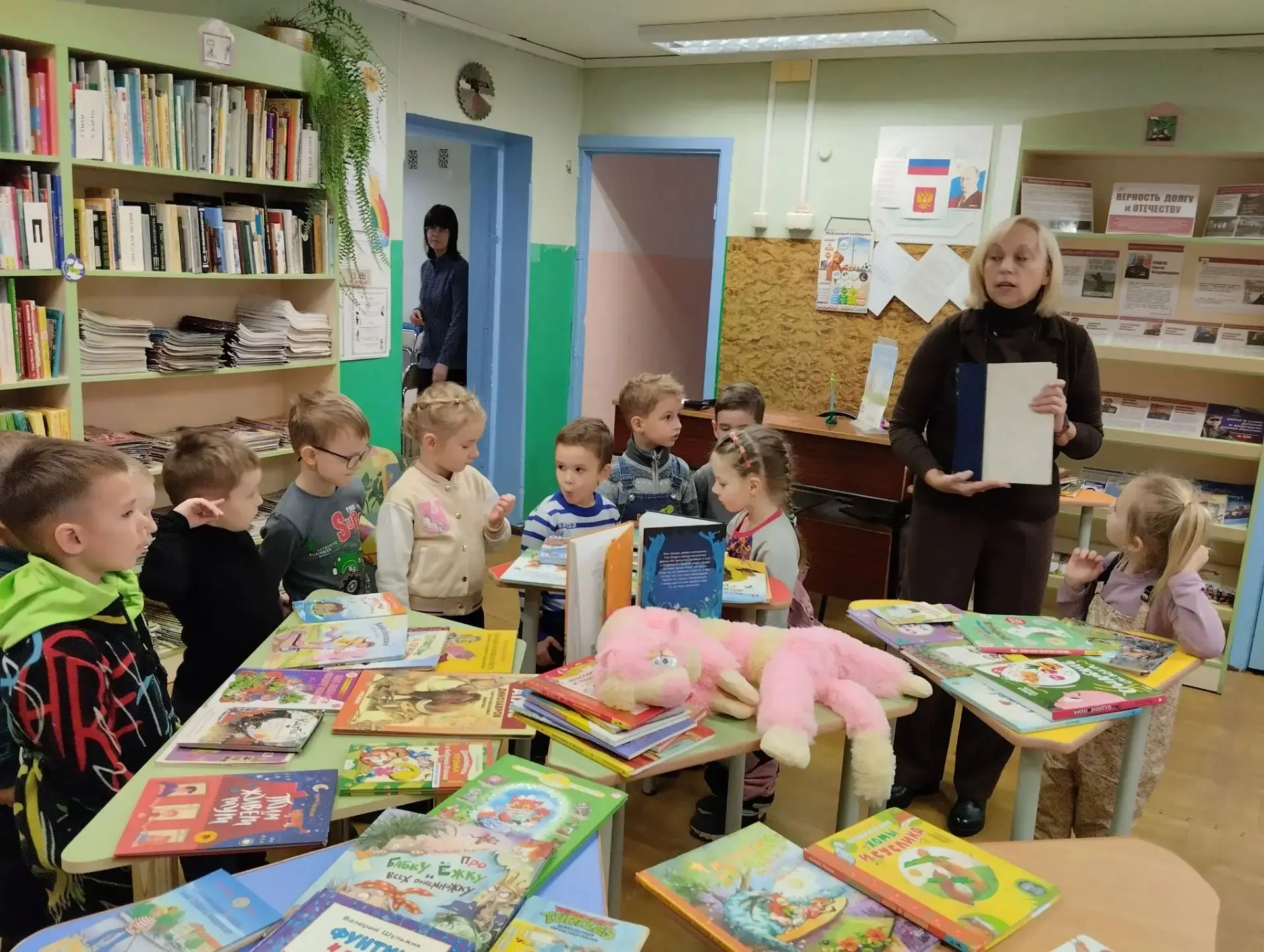 Дети группы "Бурундуки" посетили детскую библиотеку. Экскурсия носила ознакомительный х...