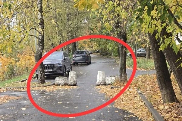 📍 Во дворе на Лобачевского ограничители закрыли проезд для машин