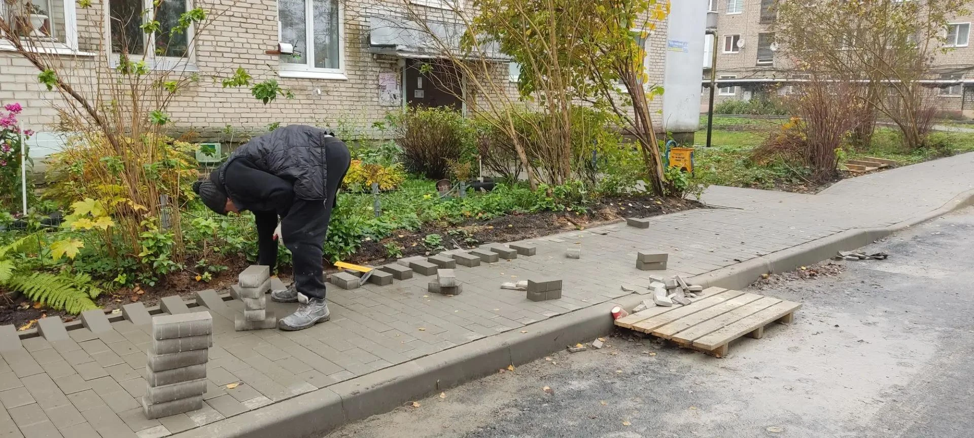 Продолжаем благоустройство дворовых территорий в Чкаловском микрорайоне
