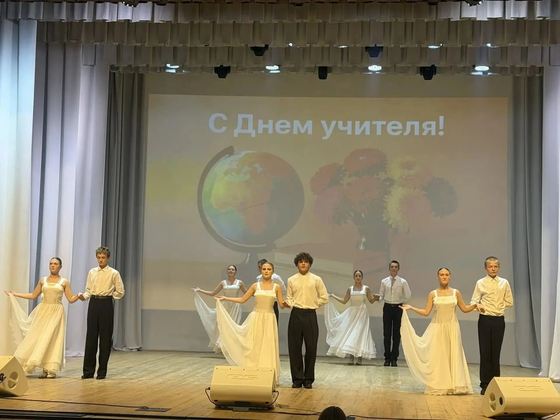7 октября, в Доме культуры «Юность» состоялось торжественное чествование работников обр...